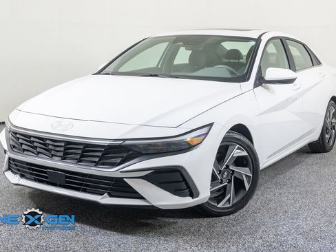 Used 2024 Hyundai Elantra SEL w/ Convenience Package FWD image 3