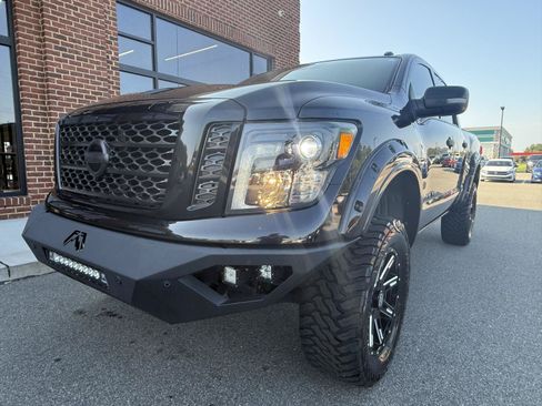 Used 2019 Nissan Titan SV w/ SV Convenience Package AWD/4WD image 30