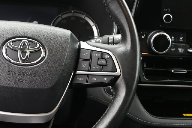 Used 2023 Toyota Highlander XLE AWD/4WD image 29