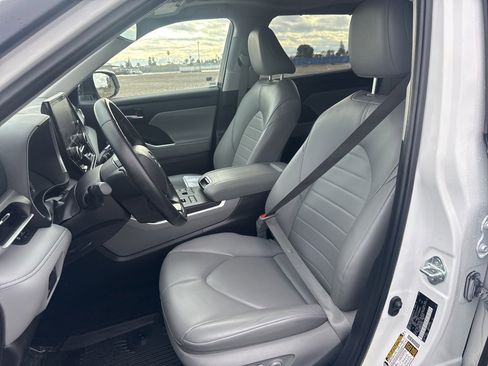 Used 2024 Toyota Highlander XLE image 12