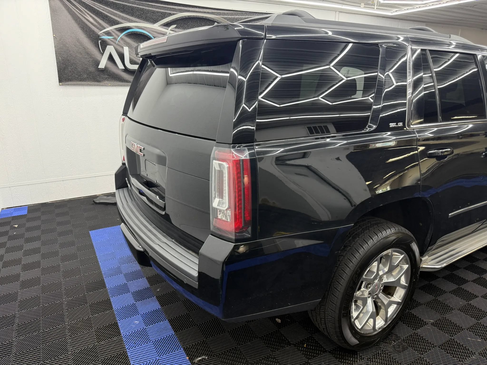 Used 2015 GMC Yukon SLE w/ Convenience Package AWD/4WD image 3