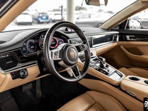 Used 2018 Porsche Panamera 4 image 18