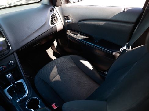 Used 2014 Dodge Avenger SE image 22