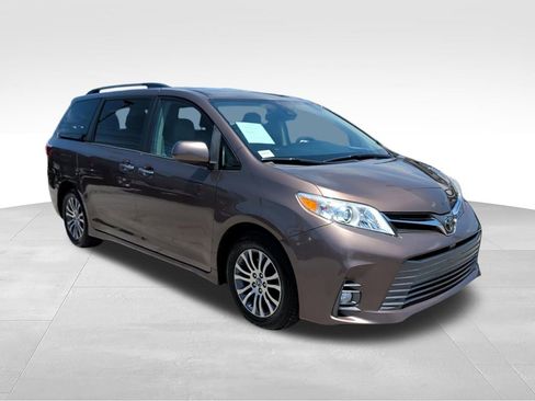 Used 2018 Toyota Sienna XLE Premium FWD image 3