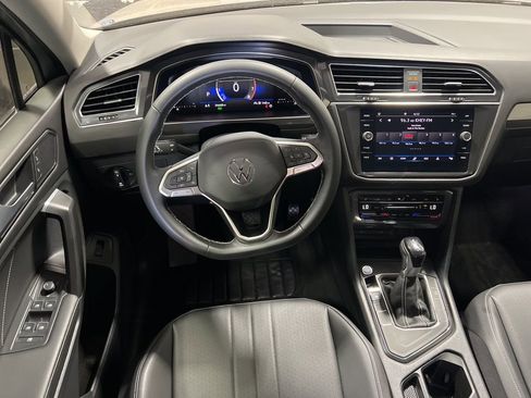 Used 2023 Volkswagen Tiguan SE w/ Panoramic Sunroof Package image 14
