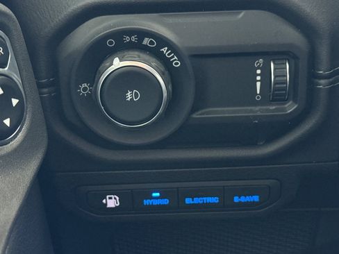 Used 2025 Jeep Wrangler Unlimited Sahara AWD/4WD image 31