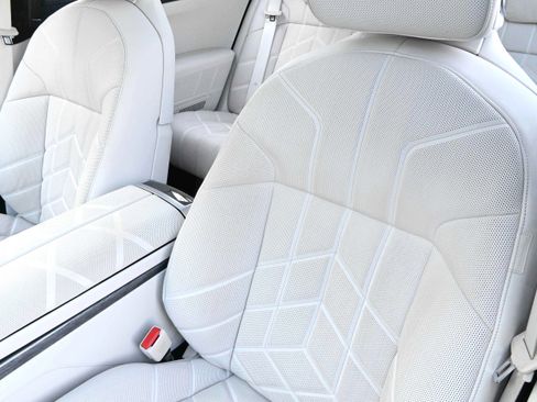 Certified 2024 BMW 760i xDrive w/ Executive Package image 10