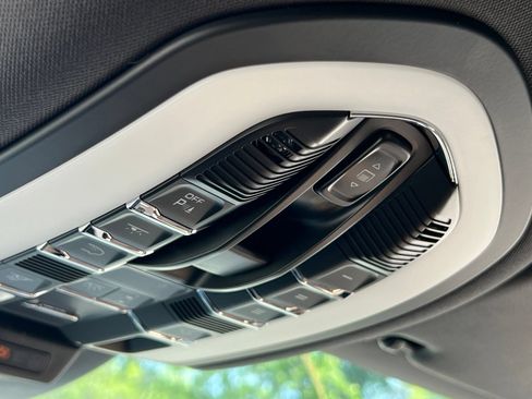 Certified 2025 Porsche Macan AWD/4WD image 37