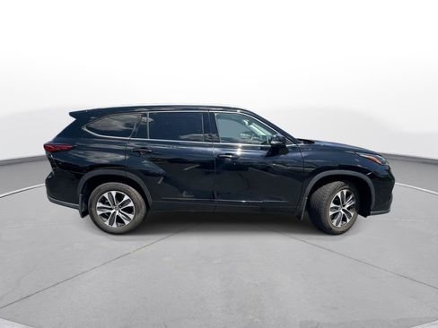 Used 2022 Toyota Highlander XLE AWD/4WD image 5