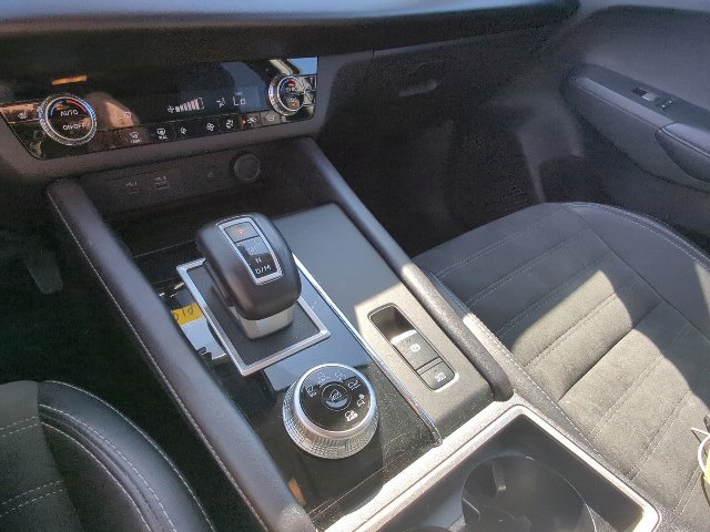 Used 2024 Mitsubishi Outlander AWD image 17