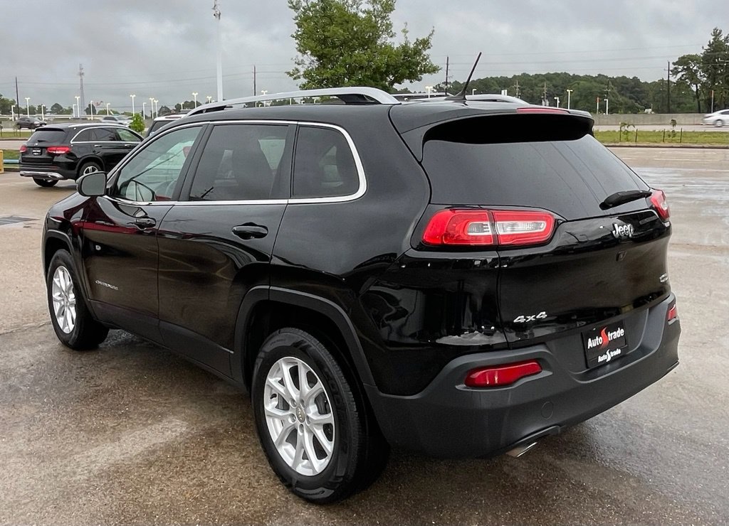 Used 2017 Jeep Cherokee Latitude AWD/4WD image 3