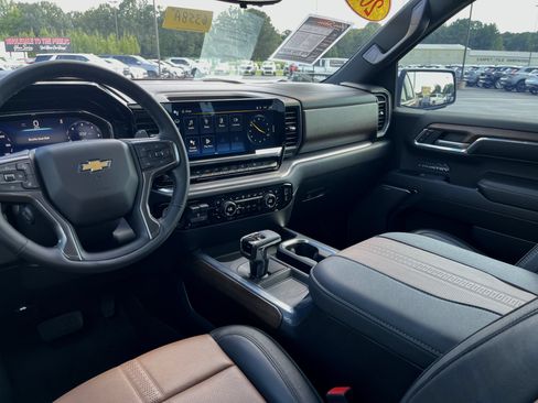 Used 2024 Chevrolet Silverado 1500 High Country w/ High Country Premium Package AWD/4WD image 4
