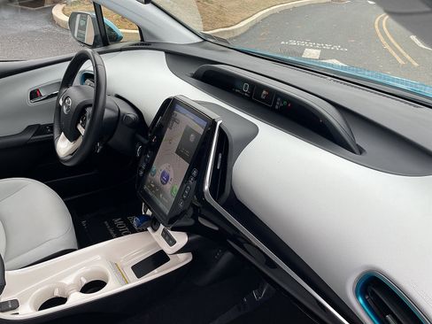 Used 2017 Toyota Prius Prime Premium image 34