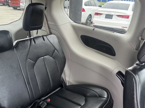 Used 2019 Chrysler Pacifica Limited w/ Tire & Wheel Group image 27