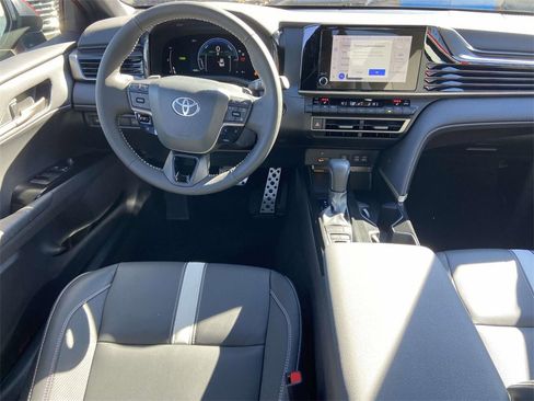 Used 2025 Toyota Camry SE w/ Convenience Package image 10