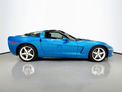 Used 2011 Chevrolet Corvette Coupe w/ 1LT image 8