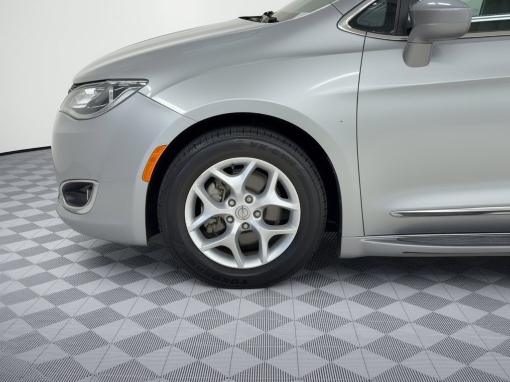 Used 2017 Chrysler Pacifica Touring-L Plus w/ Tire & Wheel Group FWD image 13