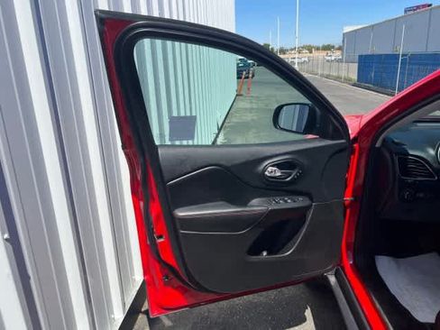 Used 2019 Jeep Cherokee Trailhawk AWD/4WD image 13