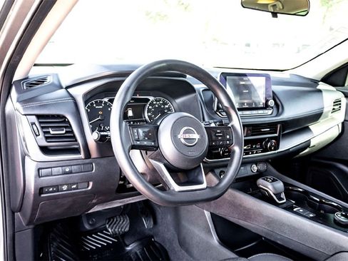 Used 2024 Nissan Rogue SV image 15