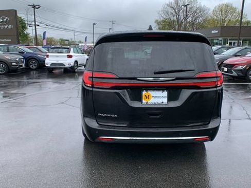 Used 2023 Chrysler Pacifica Touring-L FWD image 4