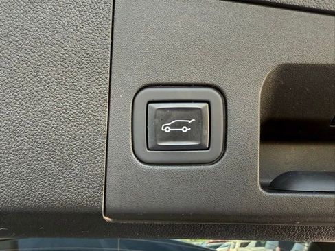 Used 2023 Cadillac XT4 Luxury w/ Cold Weather Package FWD image 8