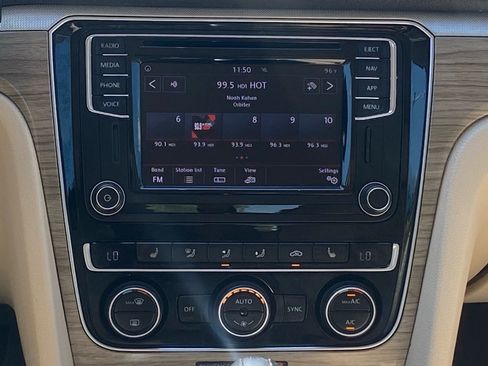 Used 2018 Volkswagen Passat 2.0T SE FWD image 8