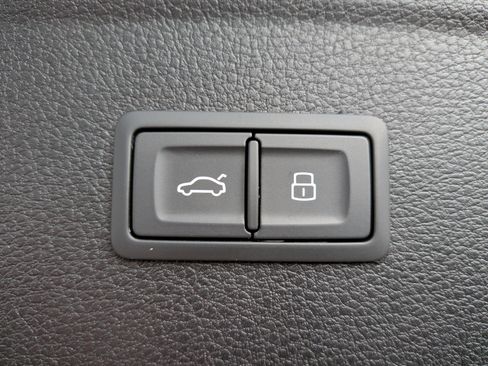 Certified 2025 Audi Q5 2.0T Premium w/ Convenience Plus Package image 39