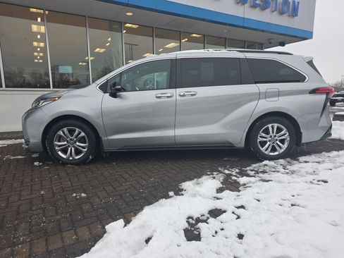 Used 2023 Toyota Sienna XSE image 2