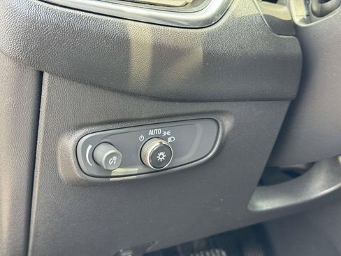 Used 2020 Chevrolet Equinox LS w/ LS Convenience Package FWD image 9
