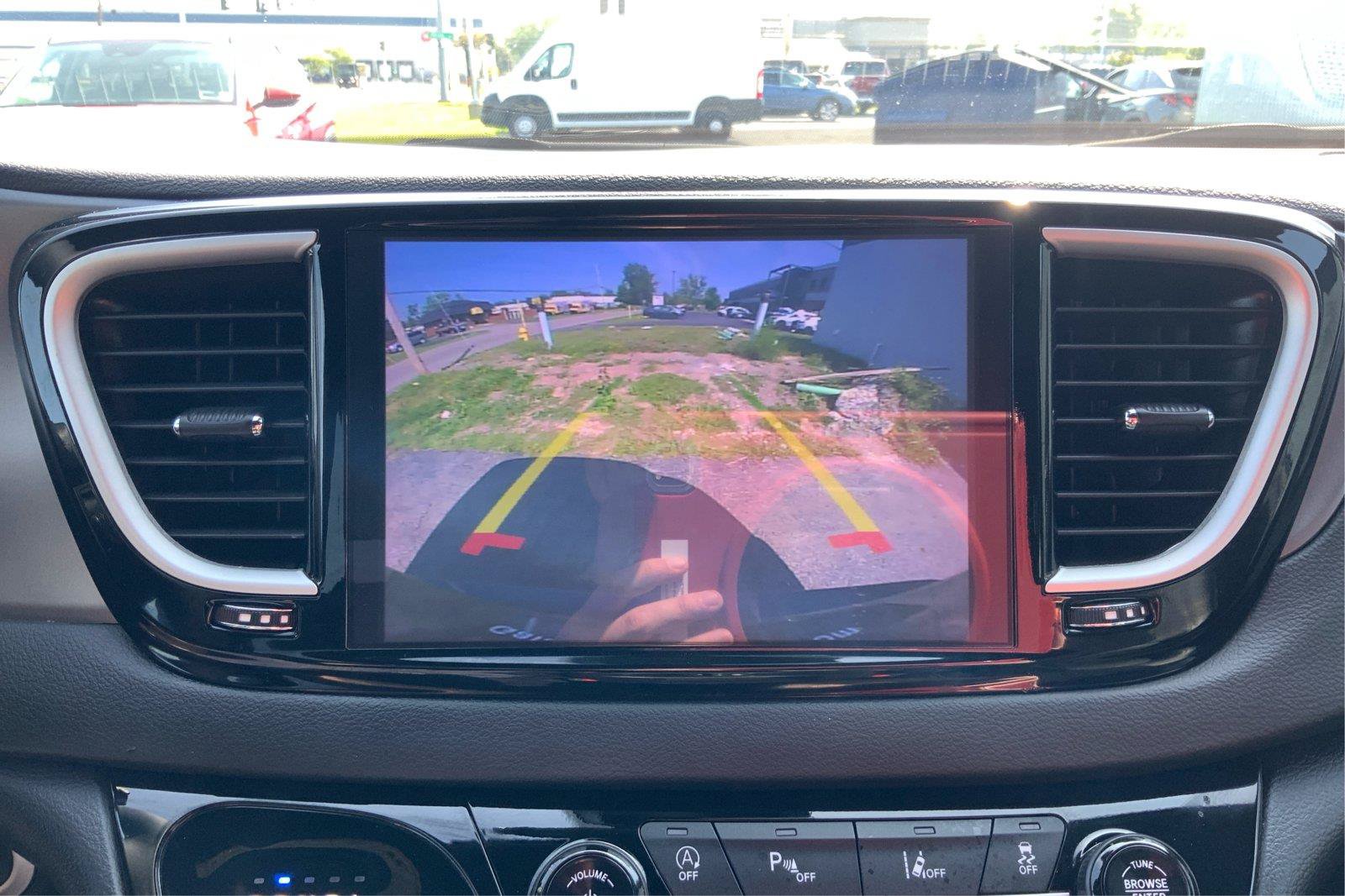 Used 2025 Chrysler Pacifica Select FWD image 33