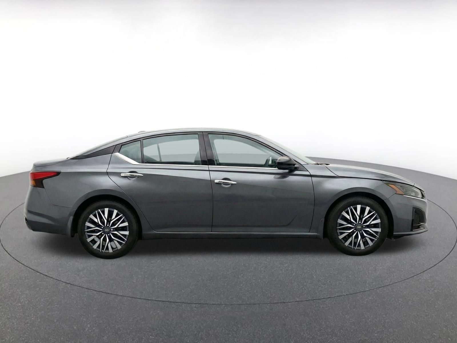Used 2025 Nissan Altima 2.5 SV FWD image 13