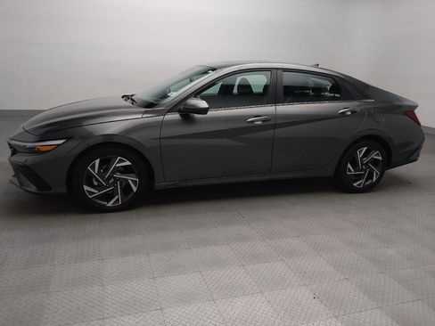 Used 2025 Hyundai Elantra SEL FWD image 2