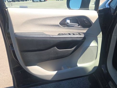 Used 2017 Chrysler Pacifica Limited w/ UConnect Theater Package FWD image 26