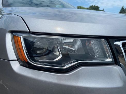 Used 2018 Jeep Grand Cherokee Limited image 21