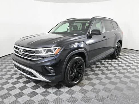 Certified 2022 Volkswagen Atlas SE w/ Panoramic Sunroof Package image 2