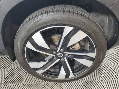 Used 2024 Volvo XC40 B5 Plus w/ Climate Package AWD/4WD image 11