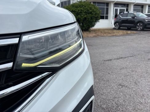 Used 2023 Volkswagen Tiguan SE w/ Panoramic Sunroof Package FWD image 10