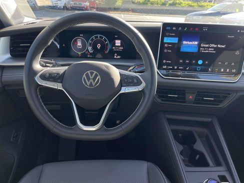 Certified 2026 Volkswagen Tiguan SE w/ Panoramic Sunroof Package FWD image 15