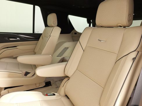 Used 2023 Cadillac Escalade Premium Luxury w/ LPO, Floor Liner Package AWD/4WD image 40