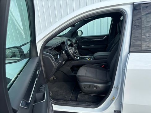 Used 2025 GMC Acadia Elevation image 10