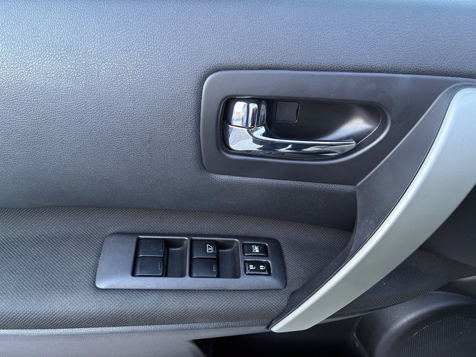 Used 2013 Nissan Rogue SV AWD/4WD image 5