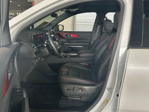 Used 2024 Chevrolet Traverse RS FWD image 16