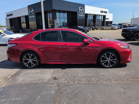 Used 2020 Toyota Camry SE FWD image 2