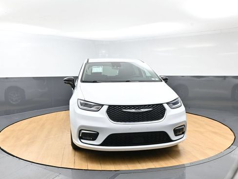 Used 2024 Chrysler Pacifica Touring-L FWD image 3