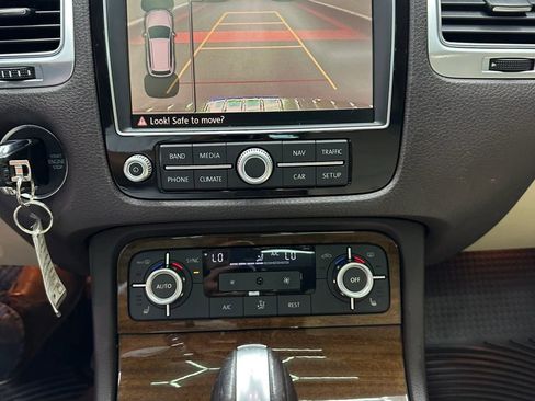 Used 2015 Volkswagen Touareg VR6 image 21