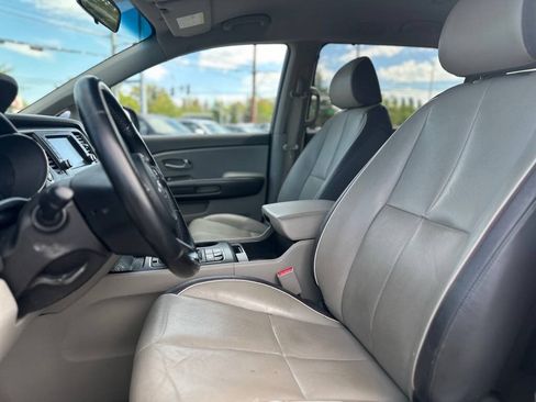 Used 2017 Kia Sedona LX w/ LX Essentials Premium Package FWD image 12