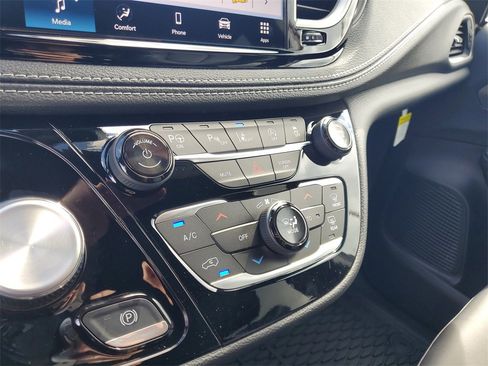 New 2025 Chrysler Pacifica Select image 17