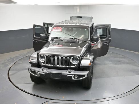 Used 2025 Jeep Wrangler Unlimited Sahara AWD/4WD image 44