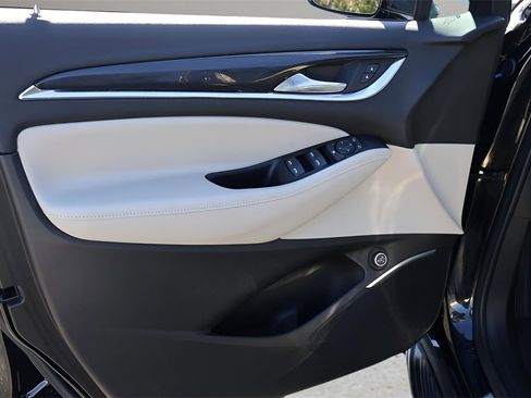 Used 2020 Buick Enclave Essence image 11