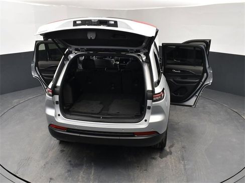 Used 2023 Jeep Grand Cherokee Altitude image 29